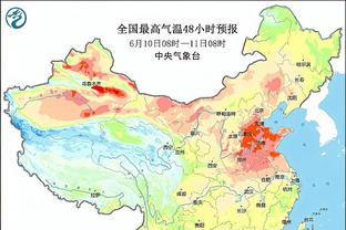 广东正常推进 沃特斯无球与张峻豪纠缠 裁判吹罚沃特斯违体犯规